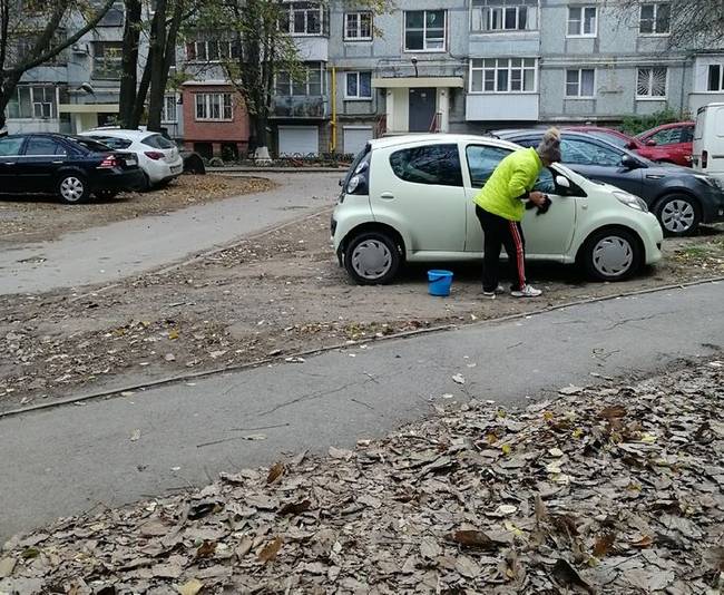 Tilos autót mosni az utcán.