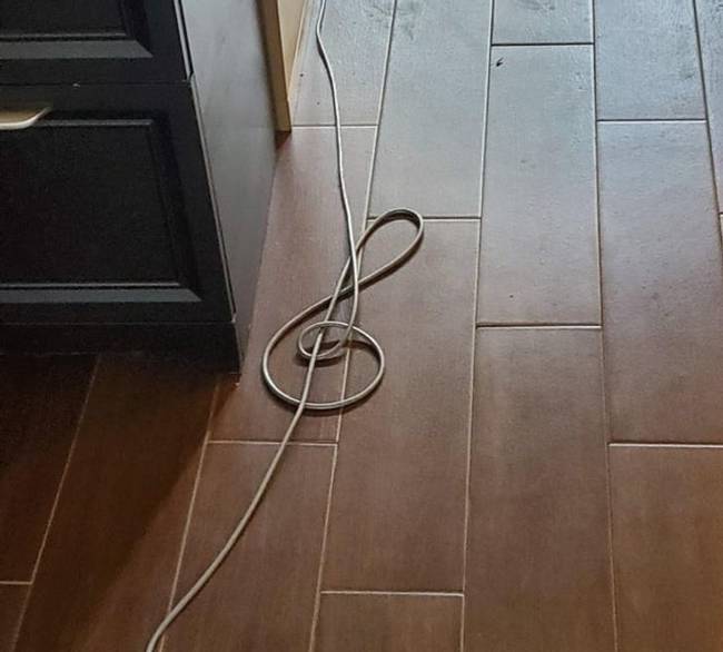 „A porszívóm kábele egy violinkulcsot formáz."