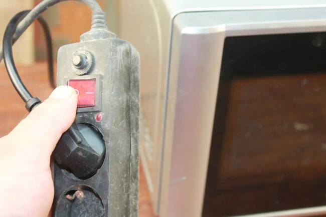 Megmutattam a feleségemnek, hogyan kell 6 perc alatt kívül-belül zsírtalanítani a mikrót