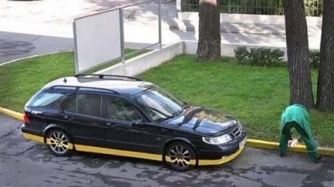 Az egyetlen pozitívum, hogy teljesen ingyen kapott versenyfestést a sofőr.
