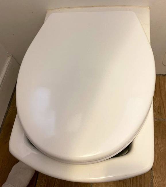 „Eltört a WC-ülőként, ezért a főbérlőnk újat szerzett nekünk. Igaz, teljesen megfeledkezett arról, hogy négyzet alakúnak kellene lennie.''