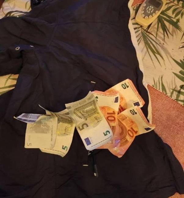 „Egy turkálóban vettem magamnak kabátot. Amikor hazaértem, megnéztem a zsebét...''