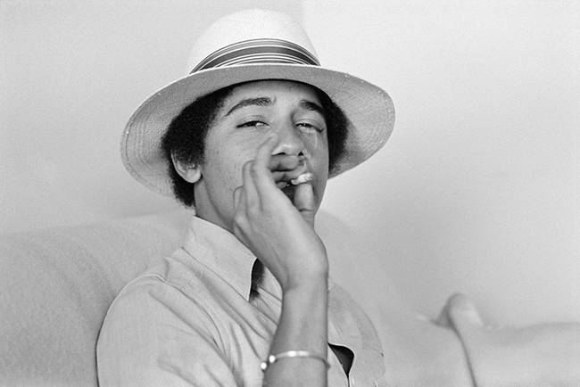 A fiatal Barack Obama, cigarettázás közben.
