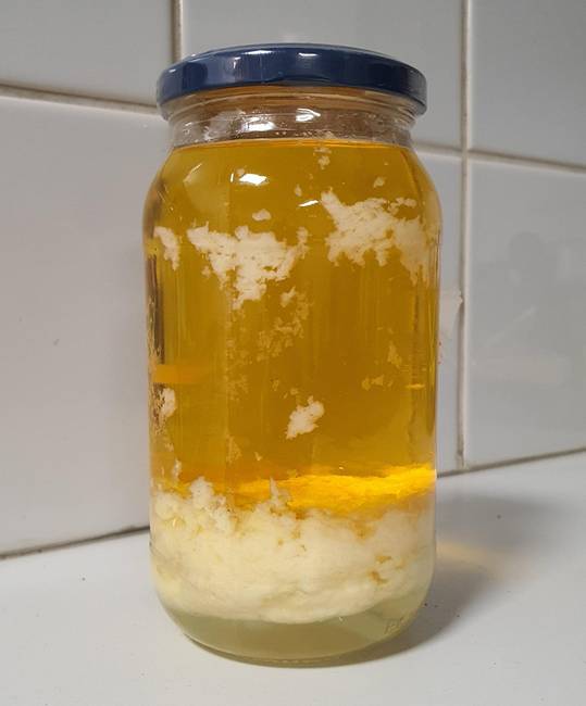 Ez nem méz, hanem majonéz, amit sokáig bent hagytak a fagyasztóban.