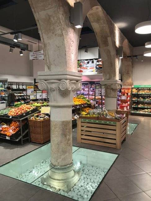 A horvátországi Split-ben van egy szupermarket, aminek a belsejében eredeti római kori oszlopok állnak.