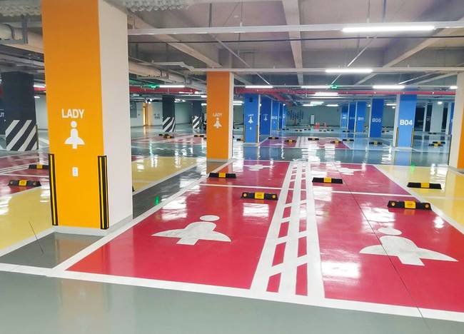 Parkolóhelyek, kizárólag nőknek: ezek frekventált helyen vannak, nagyobbak, és jobban be vannak kamerázva, hogy maximális legyen a hölgyek biztonsága.