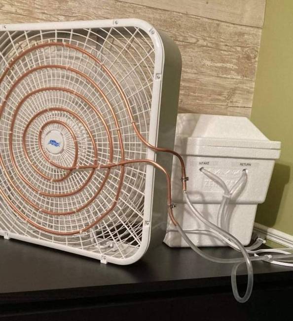 „A hűtőszerkényből jeges vizet pumpálok a ventilátorom előtt rögzített réztekercshez. Ez az én házi légkondim.''