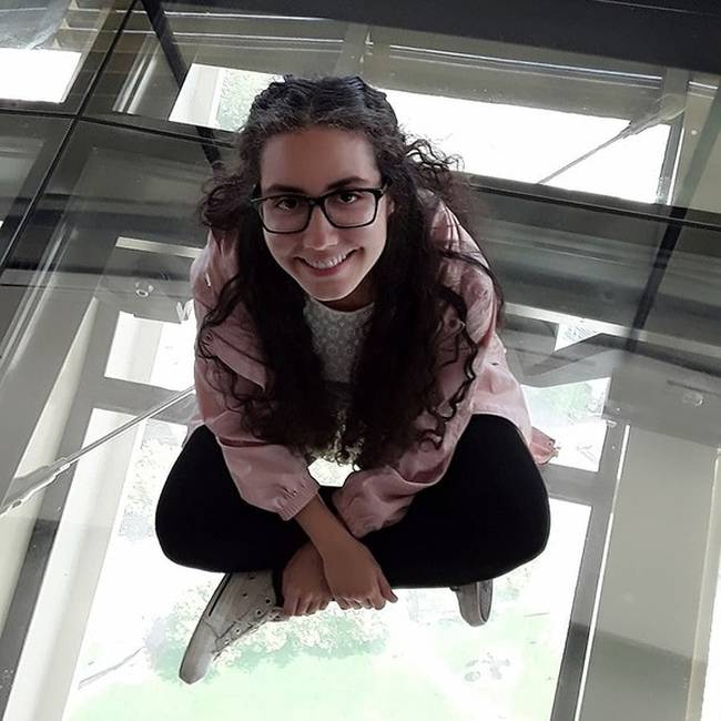 „A barátom 8 év után üzenetben szakított velem, mivel nem tetszett neki, hogy a kollégám hozzám ért az egyik céges fotón.”