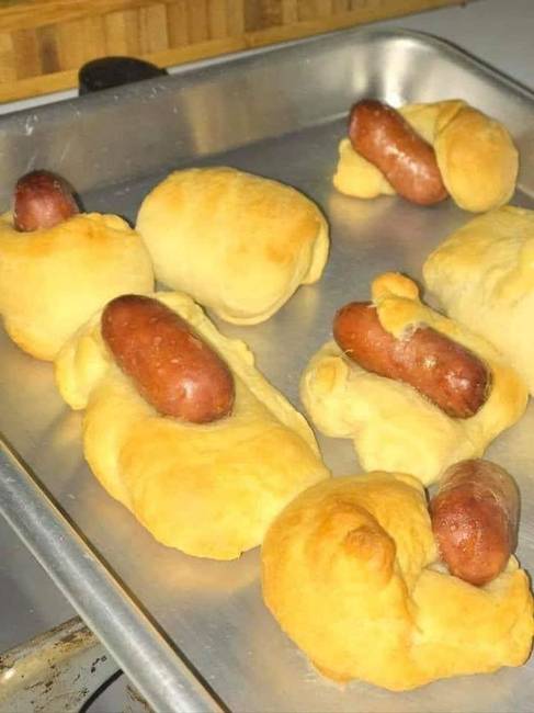 „Megpróbáltam mini-hotdogokat sütni, de a kolbászok kimásztak a tésztából."