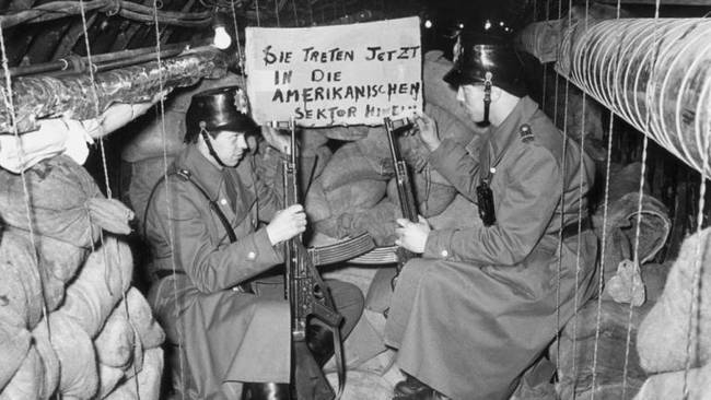 Az Arany hadműveletben a CIA és MI6 egy Berlin alatti alagútban próbálta lehallgatni a szovjet kommunikációt - sikertelenül. A KGB-nek ugyanis kettős ügynöke volt a CIA-nél, ezért kezdetektől fogva tudott a tervről.