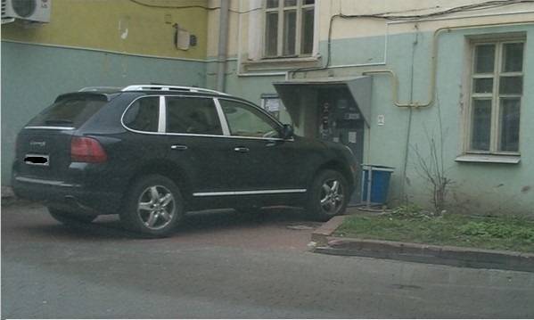 Ennél közelebb már nem igen parkolhatna a bejárathoz, max a lépcsőházbaj, de hát ahhoz túl nagy autót vett.
