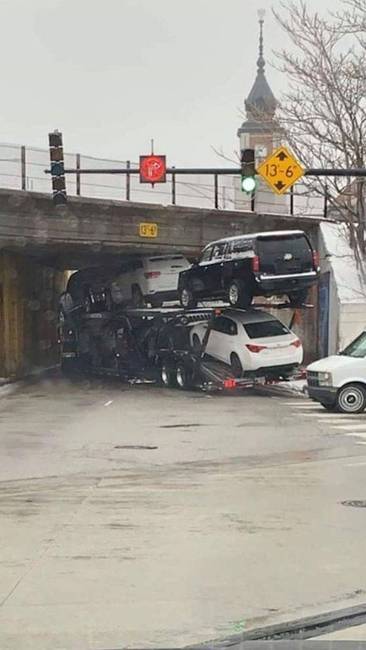 Így néz ki egy autószállító kamionos rossz napja.