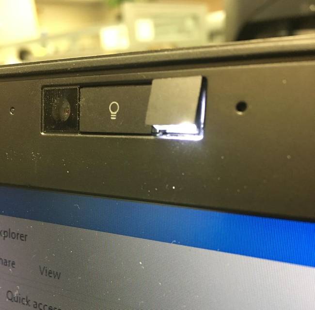 „A munka közben használ laptopomon van egy lámpa a kamera mellett, ami megvilágítja a billentyűzetet, így sötétben is tudok gépelni."