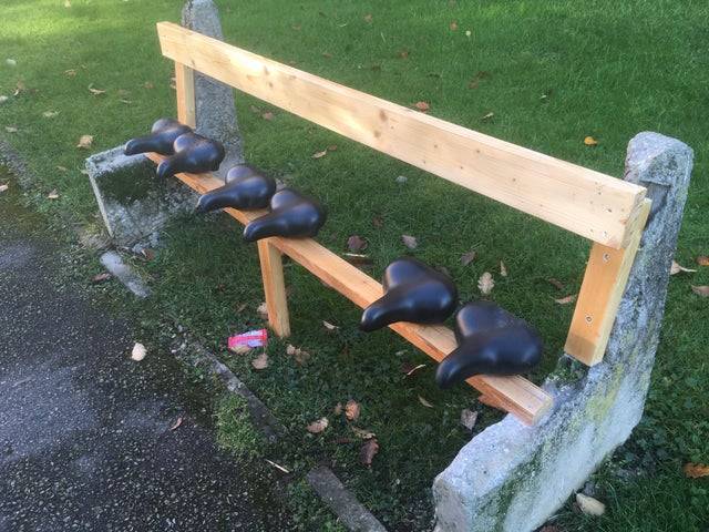 „Valaki megjavította ezt a régi padot a parkban."