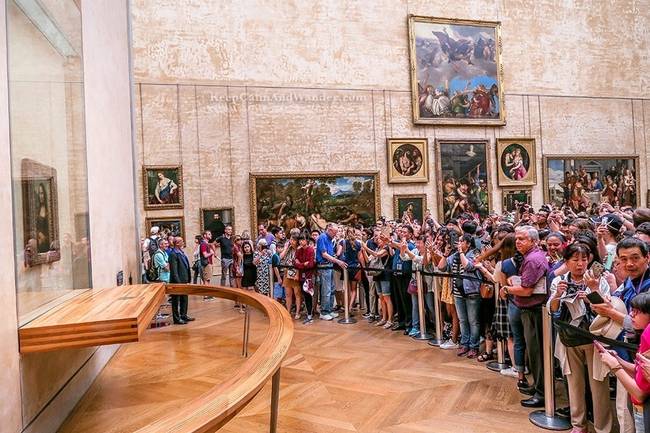 Mona Lisa a párizsi Louvre-ban, oldalról.