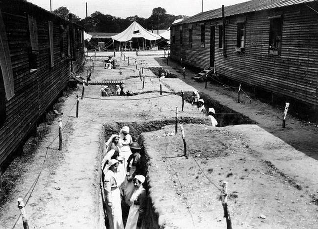 Nővérek a kórházi barakkokat összekötő árokban az első világháború idején, 1918-ban.
