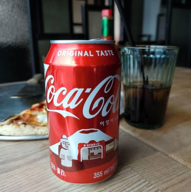 „Csedzsu város témájú Coca-Cola."