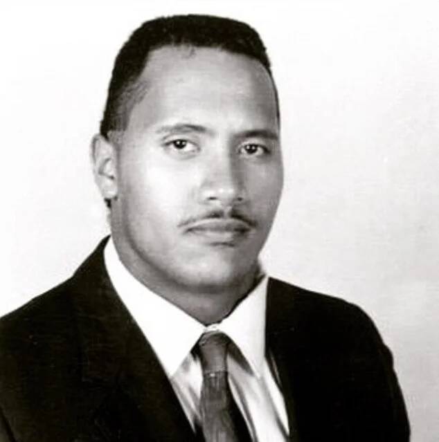 Amikor Dwayne Johnson 15 éves volt és új iskolába került, az iskolatársai beépített rendőrnek hitték, mert Johnson súlya ekkor már 102 kilogramm volt.