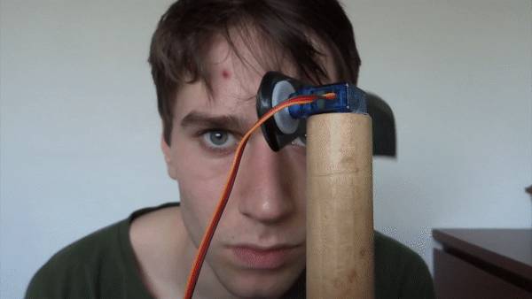 Végezetül egy házi készítésű robotfésű. 😌