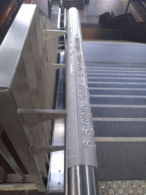 A nagyobb vasútállomásokon Braille-írással ellátott korlátok segítik a látássérült utasokat a tájékozódásban.
