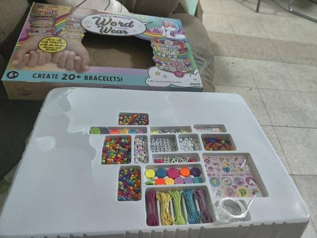 Direkt nagyra csinálták a dobozt, hogy úgy tűnjön, mintha más is lenne benne.