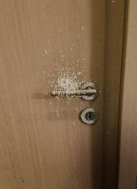 Egy kamu-ajtó az Ikeában, ami láthatóan sokszor megtéveszti a vásárlókat.