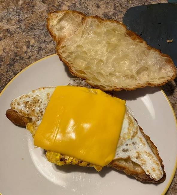 „A tükörtojást pont olyan alakúra formázzák, mint a croissant."