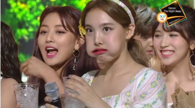 A közönség szórakoztatása végett a koreai K-Pop zenekarok jégkockával a szájukban énekelnek.