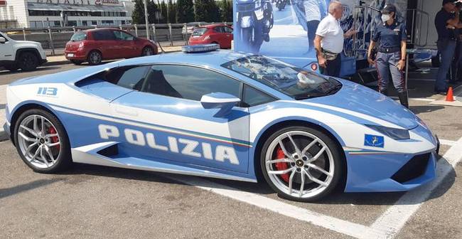 Itt bármikor találkozhatunk Lamborghini rendőrautókkal.