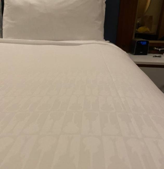„A Hard Rock Hotelben szálltam meg. A paplanhuzaton kicsi, alig észrevehető gitárokat találtam."