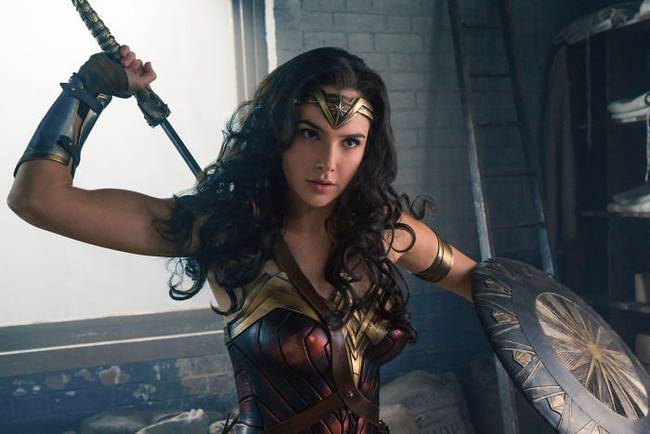 A Wonder Woman főhősét játszó Gal Gadot terhes volt a film forgatása közben, így bizonyos jeleneteknél zöld krémmel kenték be a hasát és utólag tették azt lapossá számítógépes trükkök segítségével.