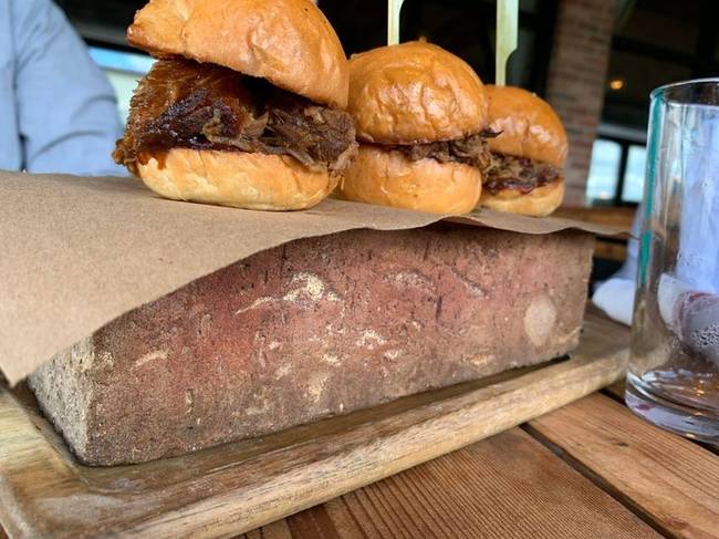 „Burger téglán? Az egyik legrosszabb tálalás, amivel valaha találkoztam."