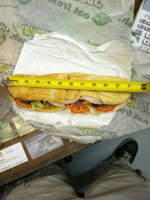 ’12 hüvelykes’ Subway szendvics, ami valójában csak 11 hüvelyk.