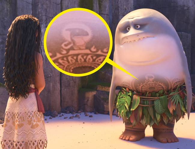 Moana – mikor Maui félig ember/félig cápává változik a tetoválása is hibriddé alakul.