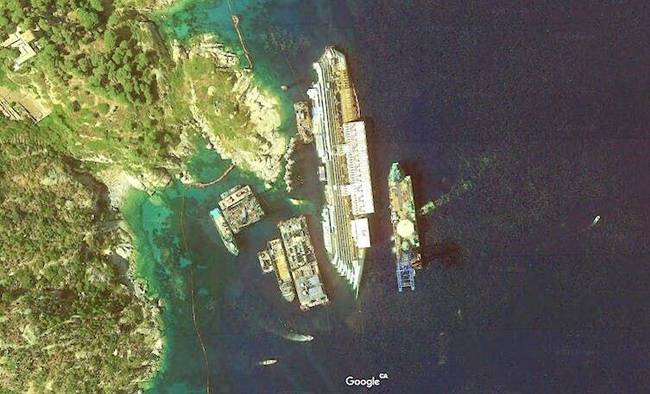A Costa Concordia roncsa, ami 2012 januárjában futott zátonyra Toszkána mellett.