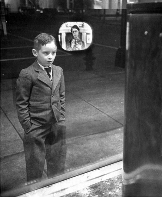 Egy üzlet kirakatában életében először televíziót néző fiú, 1948-ban.