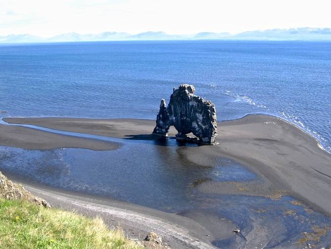 Hvítserkur - magányos bazaltképződmény az izlandi Vatnsnesvegur-félsziget partján.