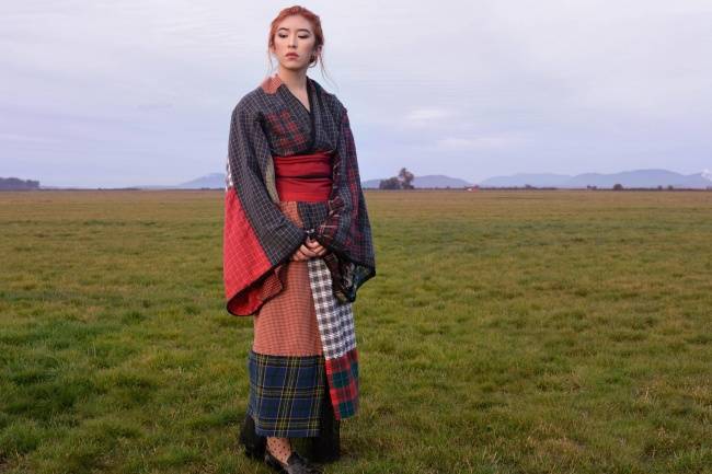 Japán és skót vér csörgedezik az ereiben, ezért kockás mintás kimonót készített magának.