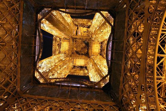 A párizsi Eiffel-torony éjjel, alulról.