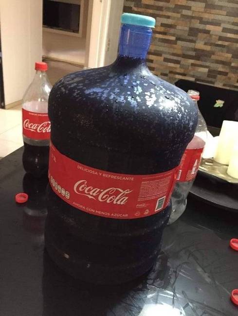 Vajon mi történne, ha beledobnánk egy csomag Mentos-t?