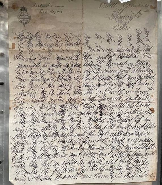 Családi levél az 1800-as évekből. A papír spórolása végett vízszintesen és függőlegesen is írtak rá.