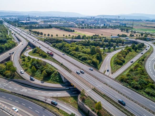 Az Autobahnon tilos lehúzódni és kifogyni az üzemanyagból.