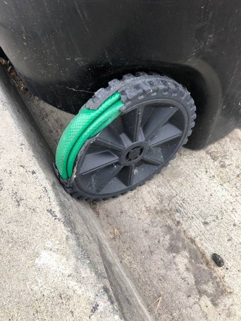 „Kerti slag kerék a kukához.''