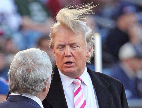 Tény, hogy Donald Trump nem tudja kordában tartani a haját.