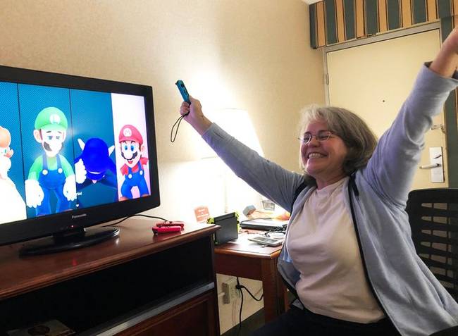 „Anyám és én úgy döntöttünk, hogy videojátékozunk. Soha nem játszott még ilyennel, mégis megvert engem a Mario Party-ban. Itt épp a győzelmének pillanata látható."