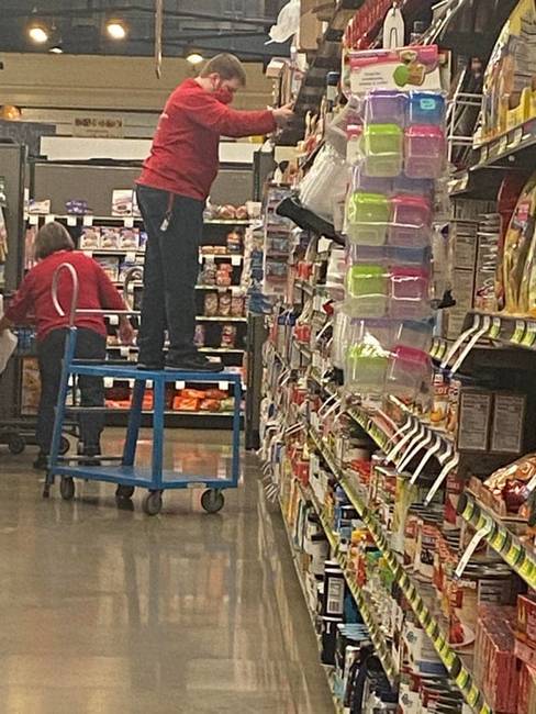 Amikor mindig akrobata szerettél volna lenni, de csak a helyi szupermarketbe vettek fel.