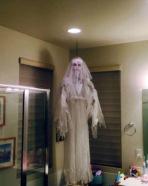 „Feleségem otthon maradt, hogy kidekorálja kicsit a házat Halloween alkalmából. Mire hazaértem, ez a látvány fogadott a fürdőszobában...szerintem egy pillanatra meg is állt a szívem."