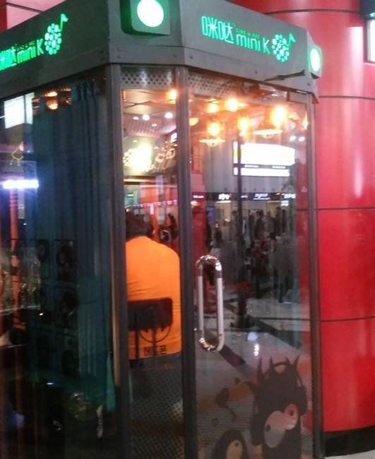 A karaoke nagyon népszerű errefelé, ennek megfelelően szinte mindenhol, még a buszmegállókban is találkozhatunk karaoke fülkékkel.