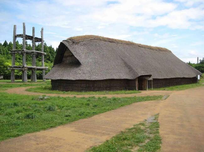 Így nézett ki a Dzsómonok gyűlésterme. Hosszú, viking kori skandináv házakra emlékeztet, amelyek Észak-Európában csak évezredekkel később jelentek meg.