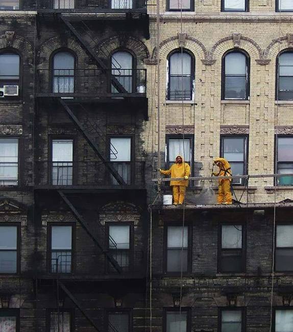 Mivel a New York-i házakat régen szénnel fűtötték, ezért többségük elég koszos lett az évek során.